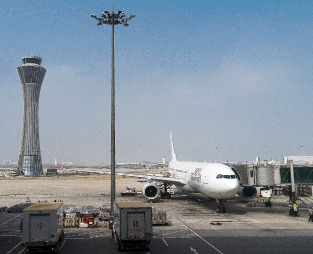 为赶时间,我们选择了坐地铁和直达首都机场的轻轨,8.