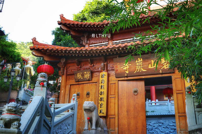 也有其独特之处,偶然走进巡司顶路,看到了这座依山而建的——碧山岩寺