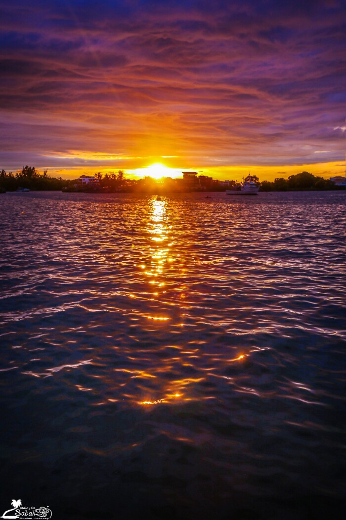一叶扁舟,摇曳在海水和阳光中.