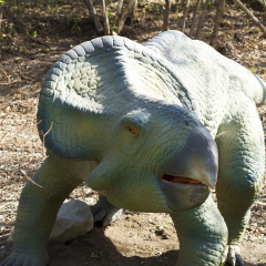 CALGARY, CANADA - 16, 2014: The Calgary ZOO exhibition of "Prehistoric Park" attract young and old to Imagen what it would be like back in Cretaceous Period (millions of years ago). 