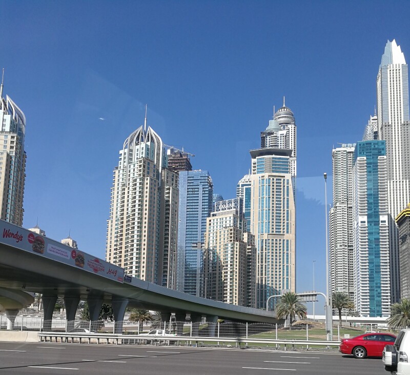 这里就是迪拜的谢赫扎伊德大道,是以阿布扎比的前任酋长扎伊德的名字