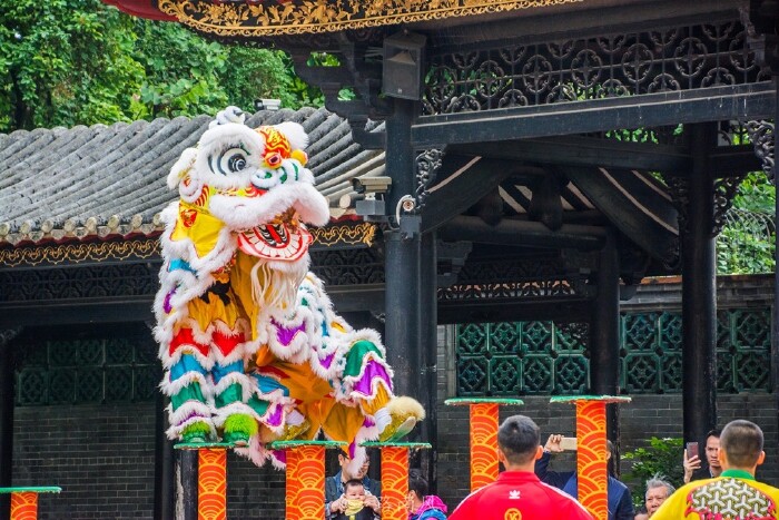 原来从事舞狮的都是些少年,不由得感叹"后生可畏"!