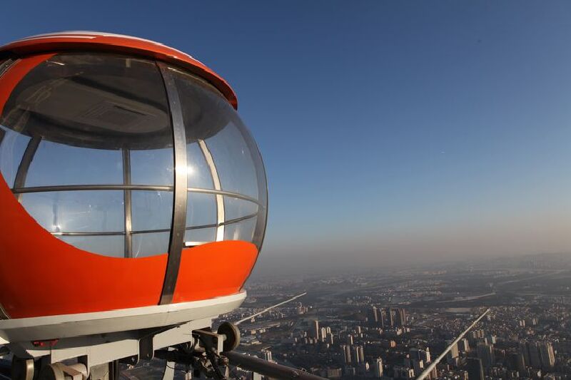 460米摩天轮是广州塔最受欢迎的游乐项目.