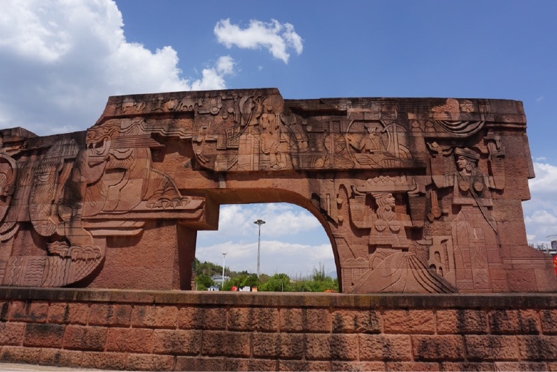 干净整洁的大理民族广场