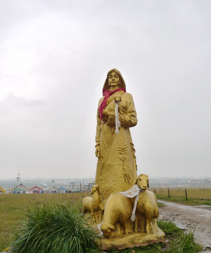 《在那遥远的地方》牧羊女塑像