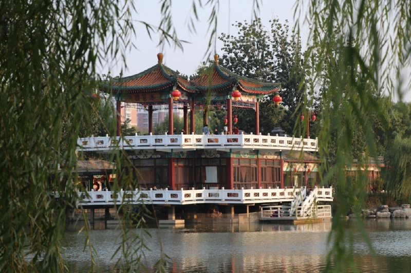 园内设有旅店,餐厅,书院,垂钓,津味特色的大排档等特色的服务业,游客