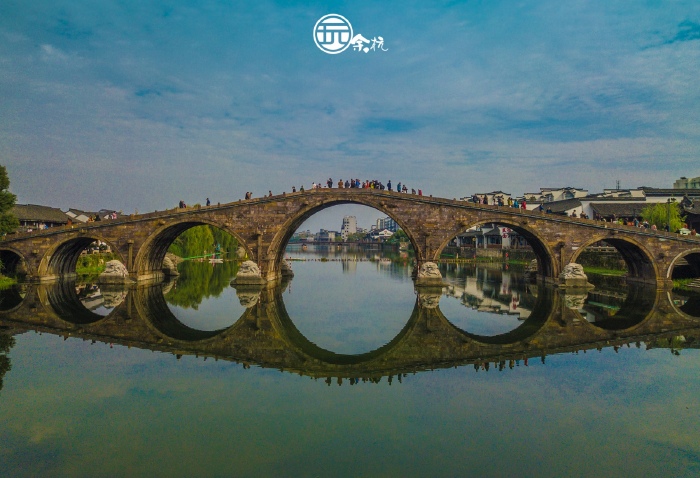 广济桥是塘栖的骄傲,有人称它为塘栖的龙鼻,高峻挺拔.