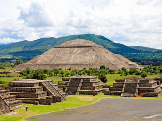 特奥蒂瓦坎金字塔