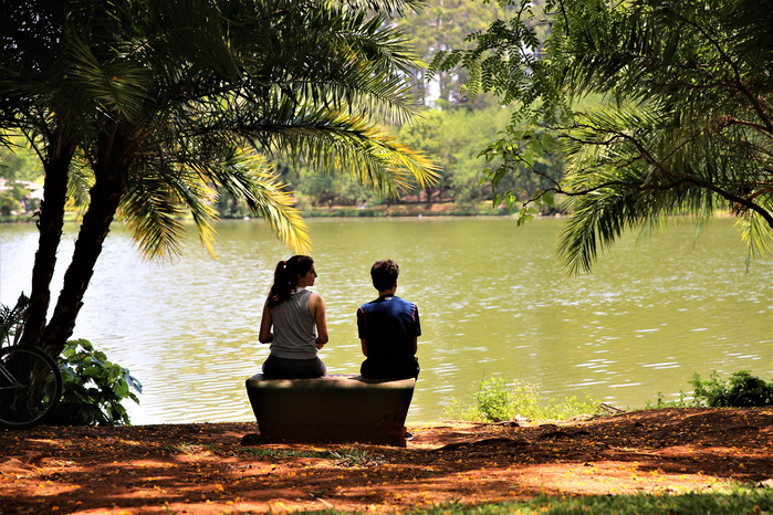 在湖边小坐,看来,这对男女是初恋,两人相距一