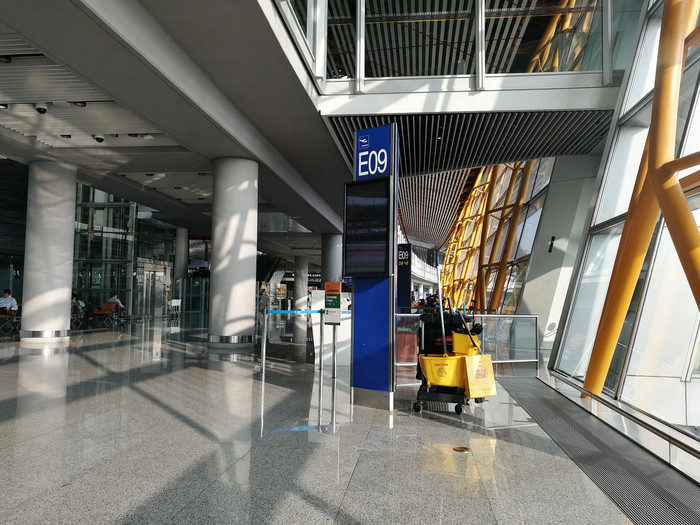 在北京国际机场e9登机口候机.
