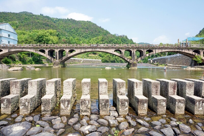 为什么是一边高一边低呢,这是告诉大家谦让的道理.