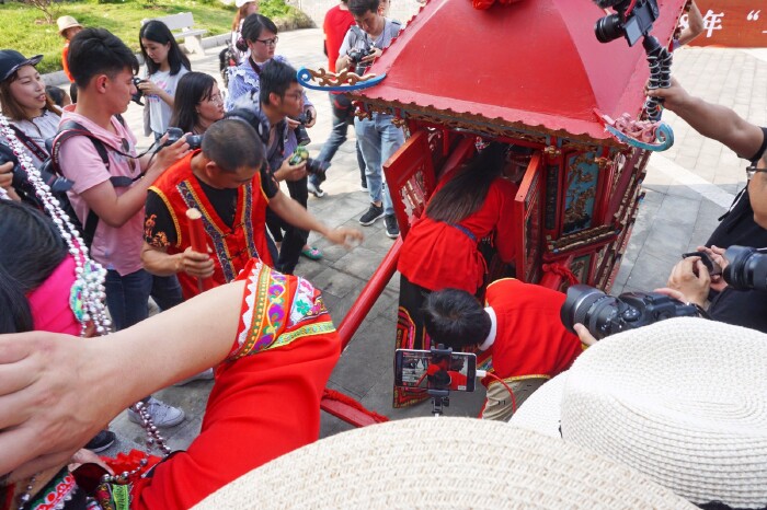 进花轿,新娘上轿之后,轿夫会前后的摇晃轿子三个来回.