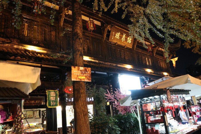 莲花府邸是一家在成都挺有名气的酒吧,在锦里正门