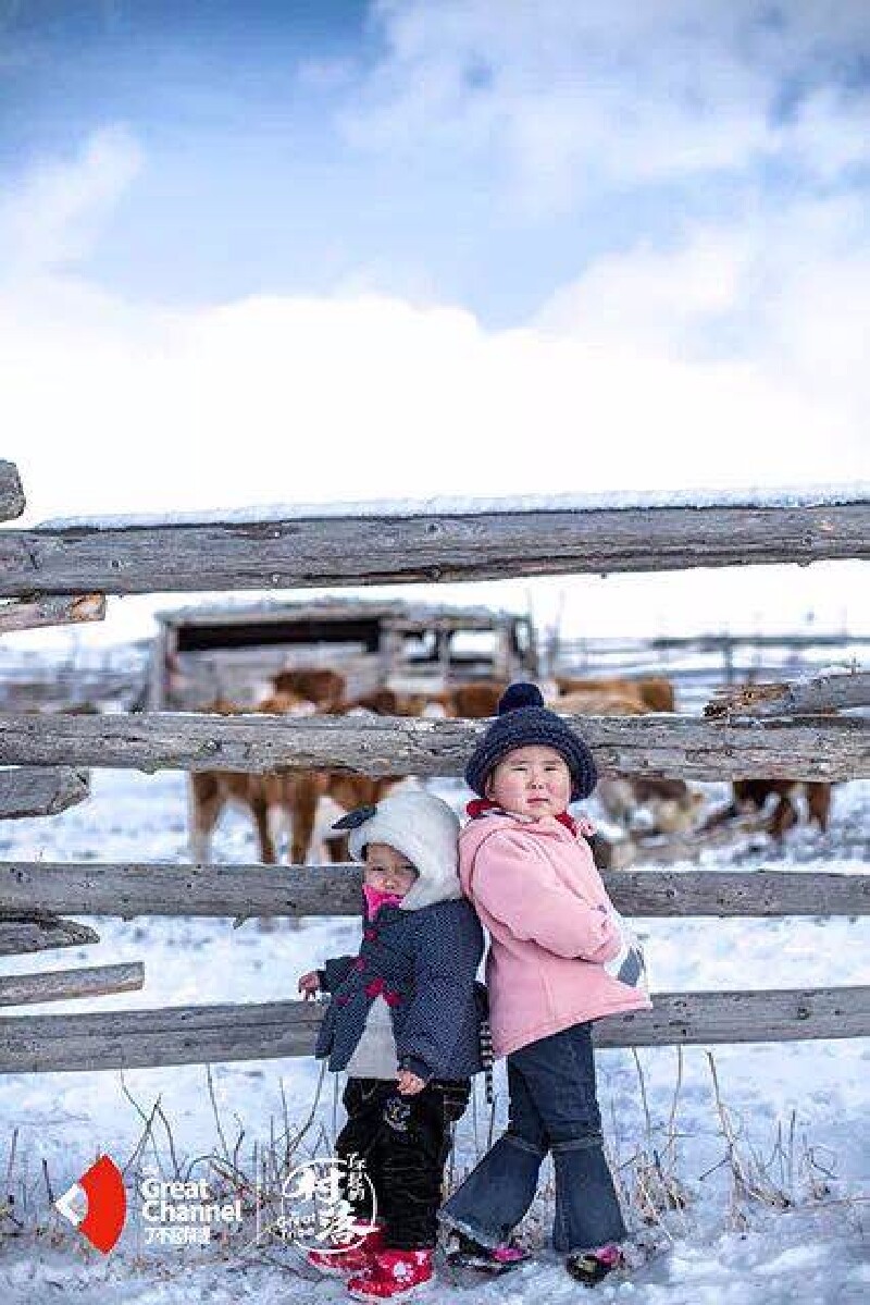 学校来了个俄罗斯图瓦共和国的老师,斯木吉利便跟着他学起了图瓦三弦