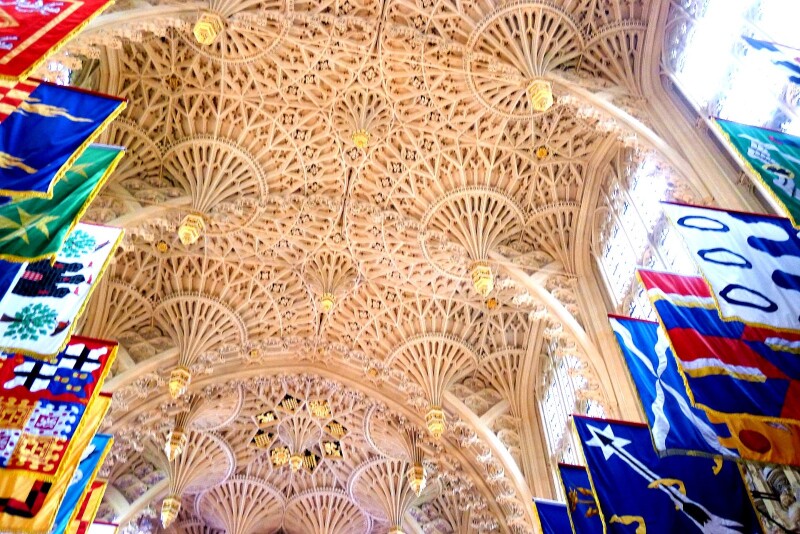 圣母堂祭坛上方的扇形拱顶和两侧悬挂的王室成员旗帜(一)