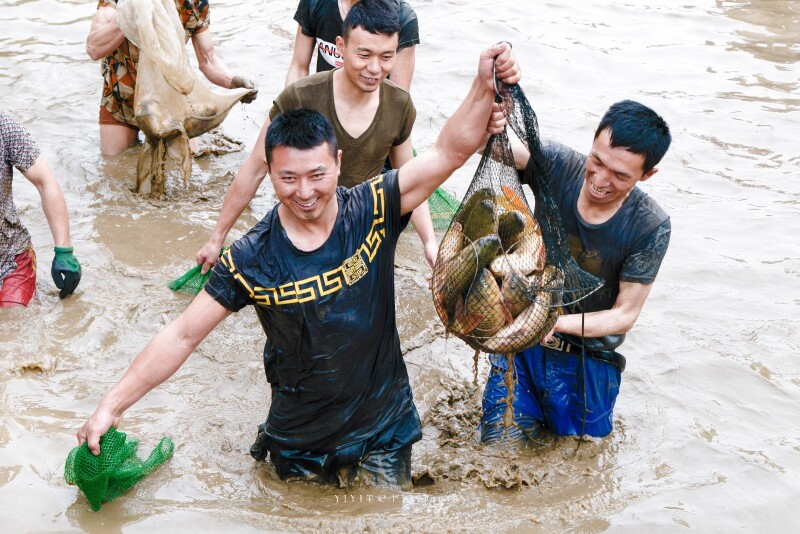 抓到了满满一网大鱼,几位小哥脸上洋溢着一脸的幸福.