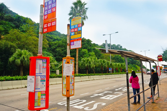 香港的公交站牌色彩鲜艳,很多游客说站牌很难看得懂,一开始去港澳的