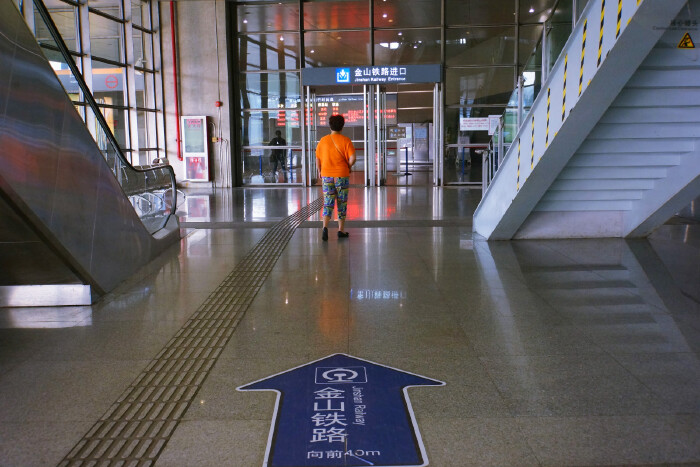 一早从上海南站乘8:31的动车到金山卫→乘 西卫线>公交车,坐2站到