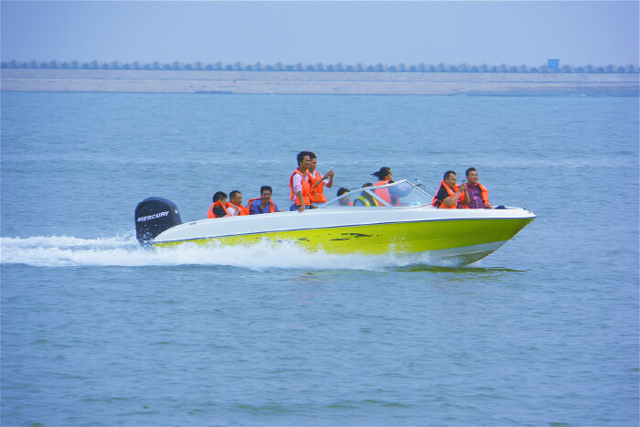 《西卫线》间隔时间很长,所以下午从渔村走到金山卫火车站旁边的公交