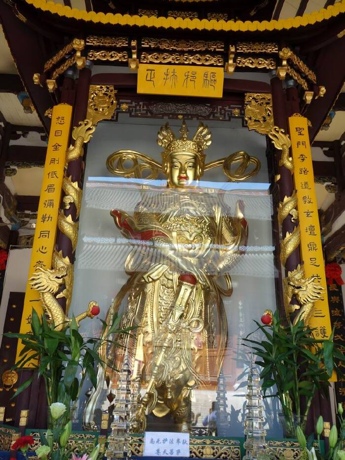 江心寺前殿前殿为金刚殿,东西有长廊,两端置钟鼓楼.今宋代古钟尚存.