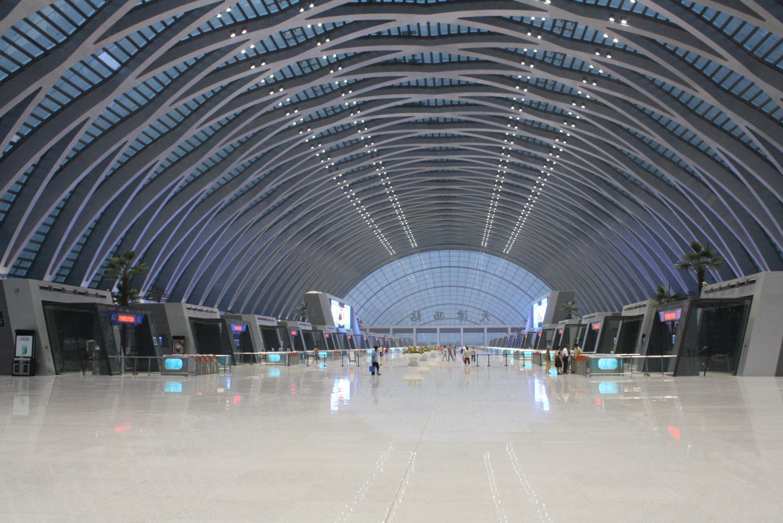 展开早晨六点钟从家里出发,步行二十分钟到达天津西站候车大厅.