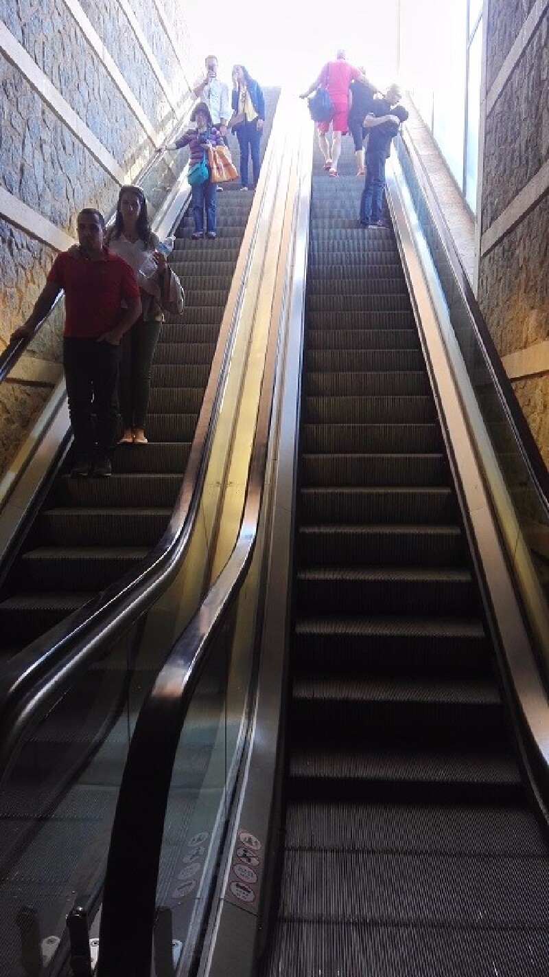 到达托莱多山上的多段电梯