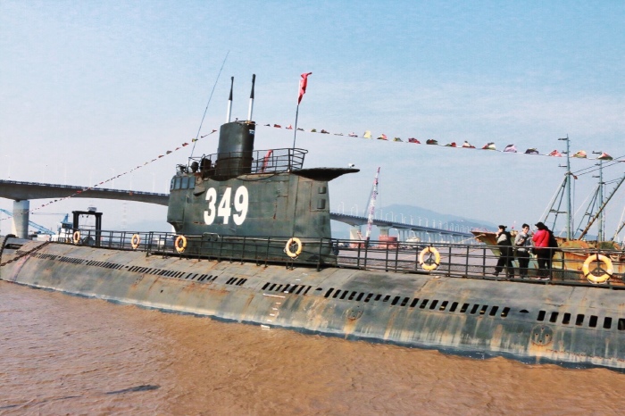 这里就是349潜艇基地,二战时期的潜艇,浑身透露着一股历史的气息.