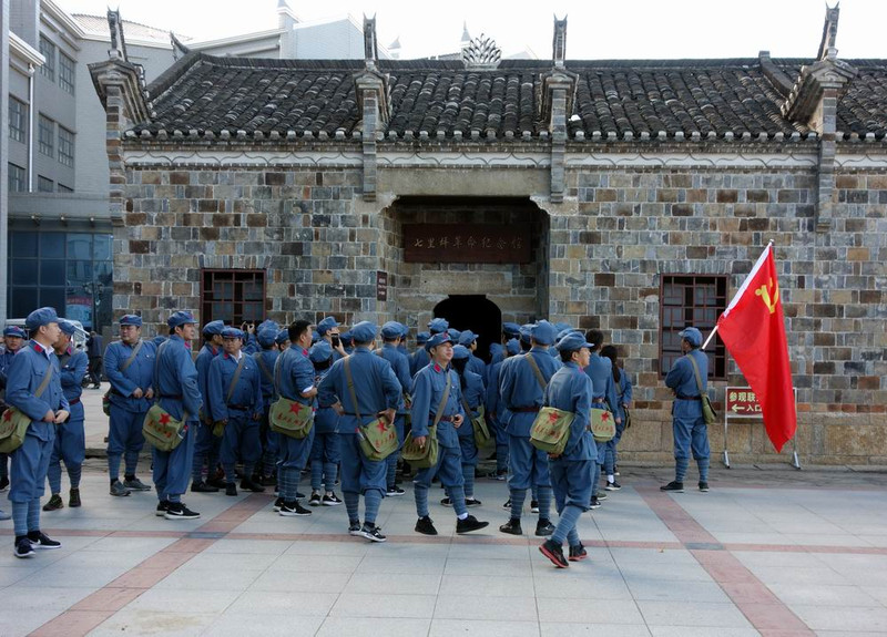 我们离开列宁小学旧址时,一些身着军装的