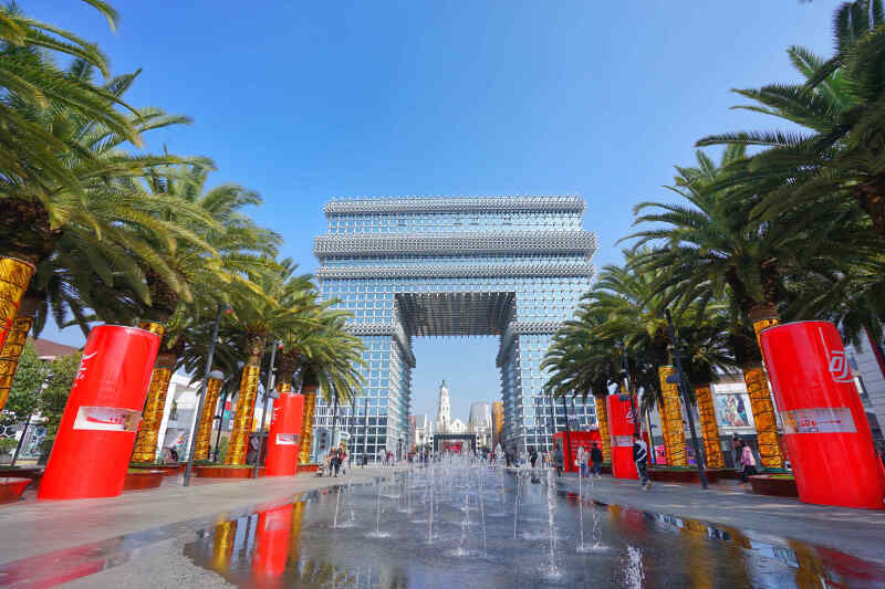 位于公园1903主轴线的水晶凯旋门是按照1:1比例复刻法国凯旋门,总高48