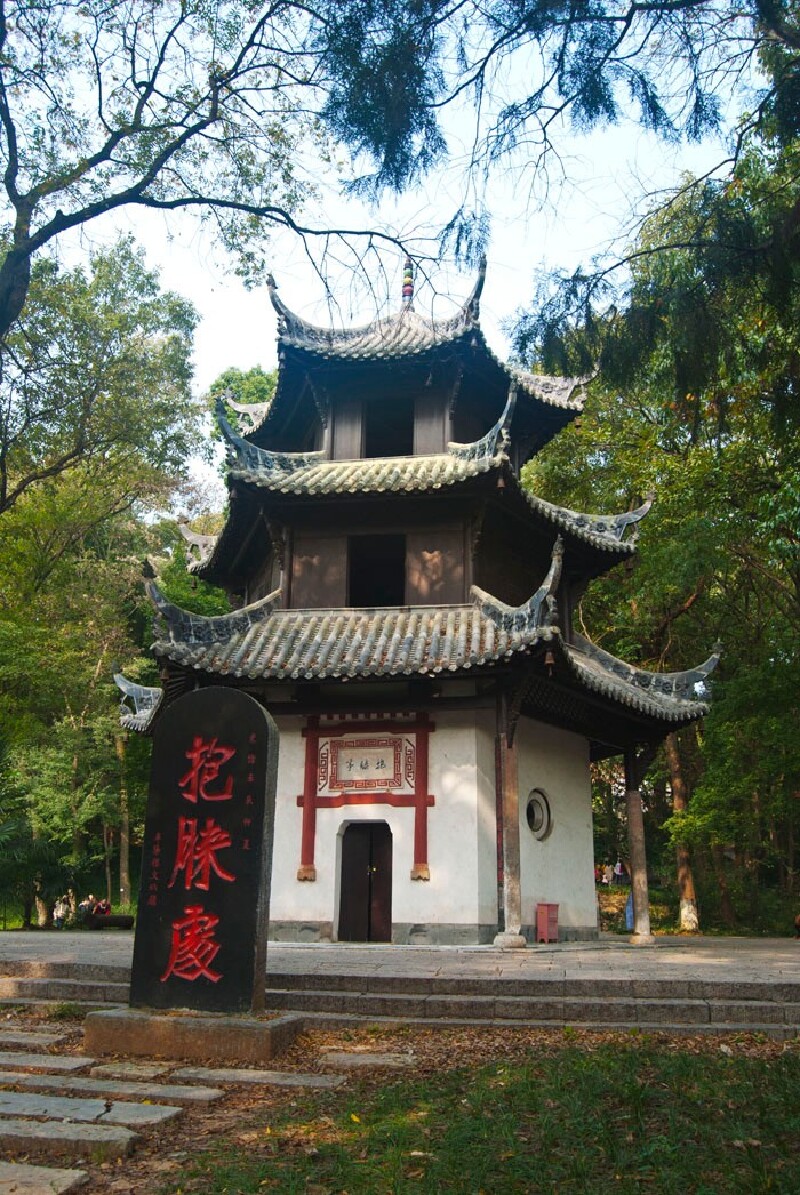 酒店门前的马路上乘火车站到古隆中景区的