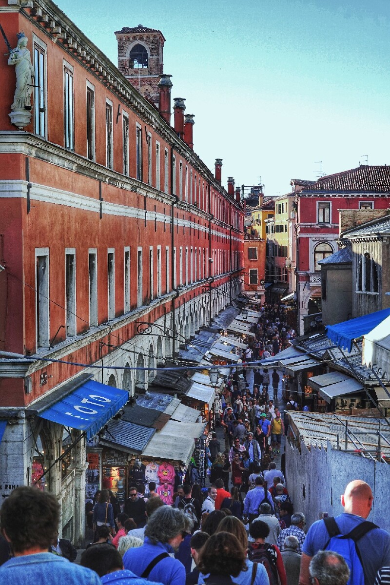 不过桥下熙熙攘攘的里亚托市场也是这个城市最亲民和最具活力的一面.