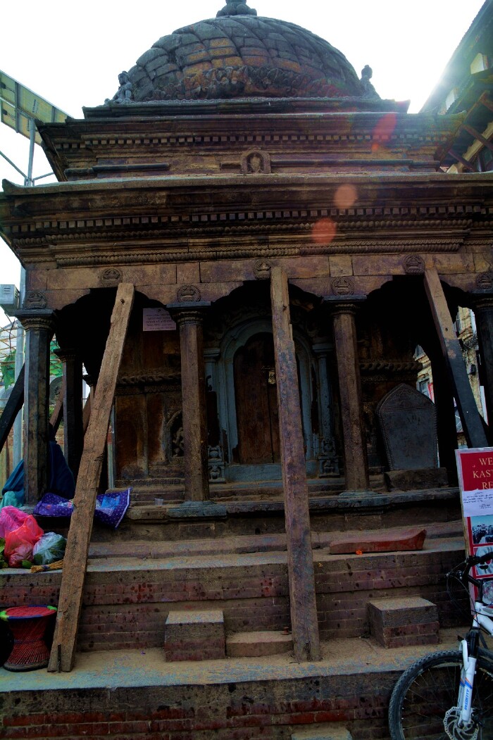 加德满都杜巴广场上的湿婆-帕尔瓦蒂庙建于16世纪,坐落在玛珠庙旁边