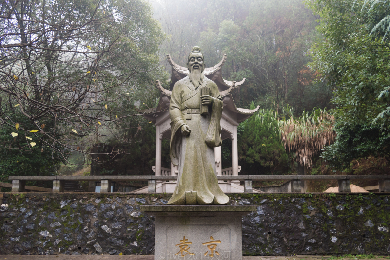 袁山公园沿着台阶上山,山上不仅景色优美,还有许多名胜古迹.