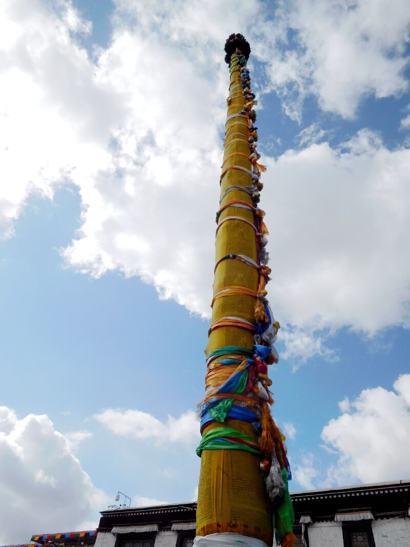 大昭寺门前的经幡柱.