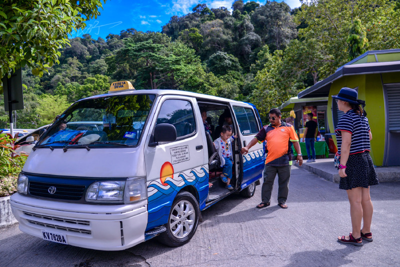 这边出租车大面包很多,价格几乎是小车两倍.