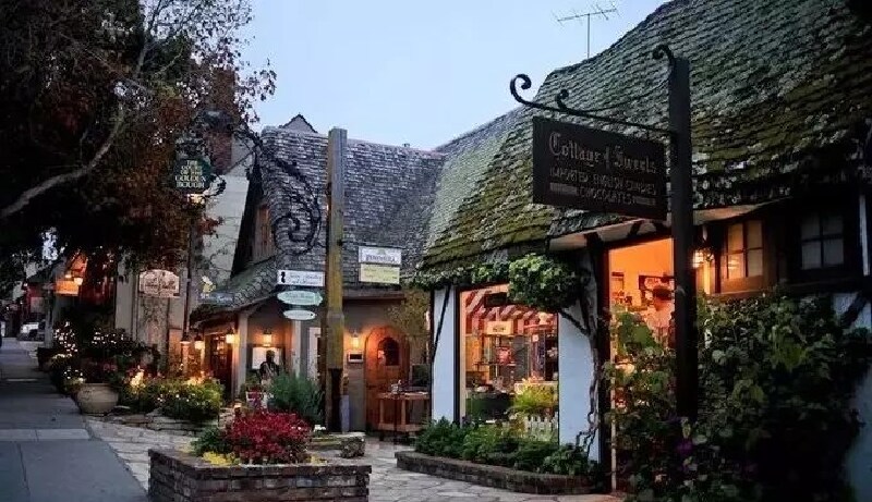 卡梅尔小镇                          卡梅尔小镇以优美的自然环境和