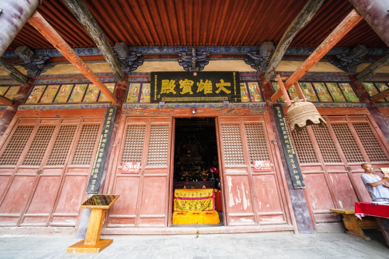 大雄宝殿是全寺的中心建筑,殿中主佛是佛祖释迦牟尼,在他的侧前方有