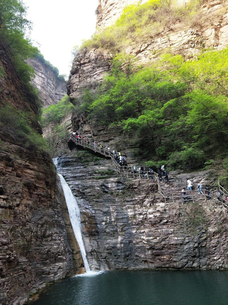 是飞龙峡,那么谷底黄龙潭就是龙首前探,黄龙瀑和白龙潭瓮谷以及白龙线