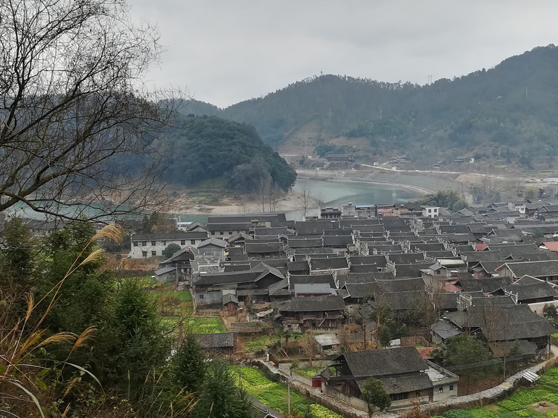 真像一把太师椅,这正是"左青龙,右白虎,前朱雀,后玄武"风水宝地