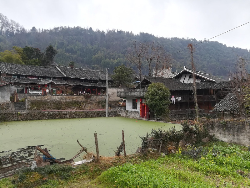 真像一把太师椅,这正是"左青龙,右白虎,前朱雀,后玄武"风水宝地