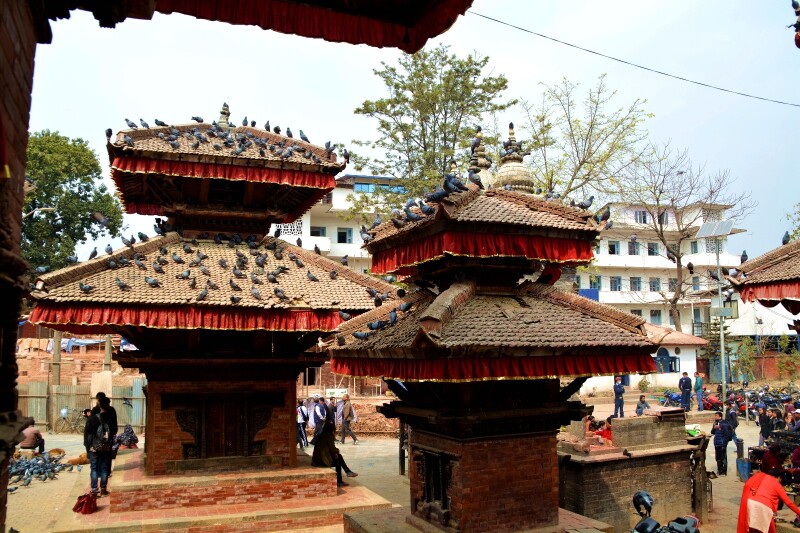 建于1564年,是一座3层屋顶,12层基座的典型尼泊尔塔庙式红砖建筑.