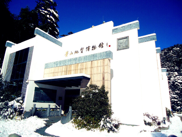 坐落于黄山南麓,距屯溪54公里,距黄山风景区仅40公里,宏村位于黟县城