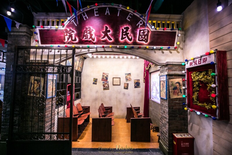 店内到处都是民国风情浓郁的布景和装饰,甚至连旗袍店,电影院都有.