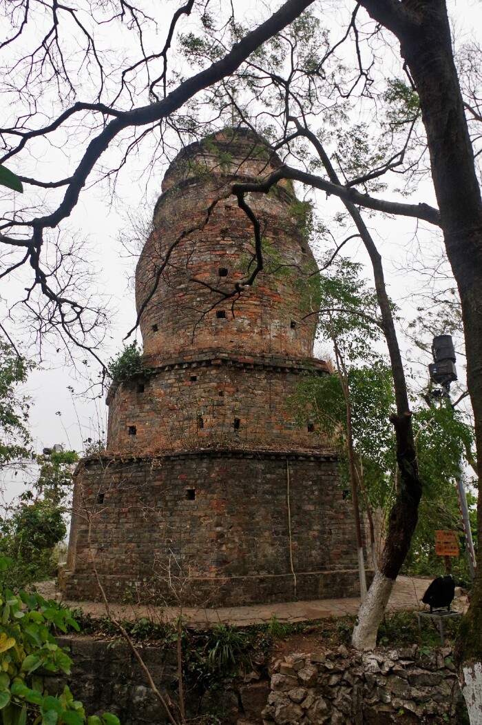 远眺象鼻山就可以看到山顶有座普贤塔,远看像插在象背上的剑柄,又像