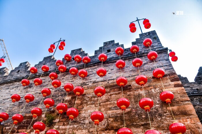 城墙上挂满了许多红色的大灯笼,相当喜庆.