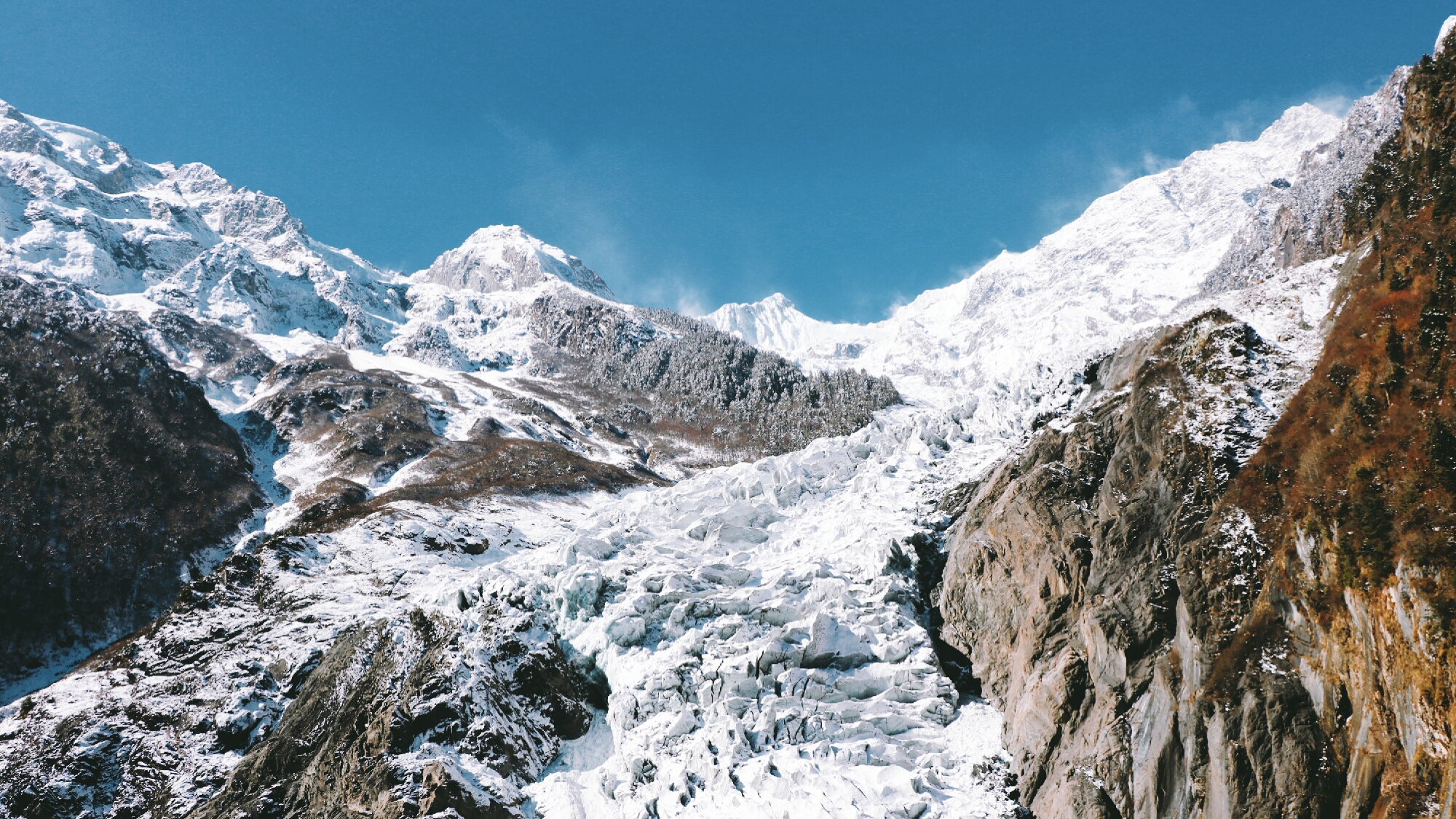想去明永冰川,不知道是否可以徒步走一走,不想路过看看而已.