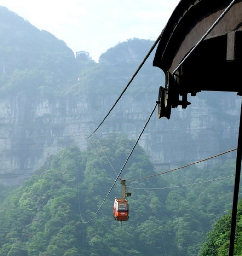 从重庆金佛山西坡坐索道到达山顶,出了索道站,前往金龟朝阳方向,经过4