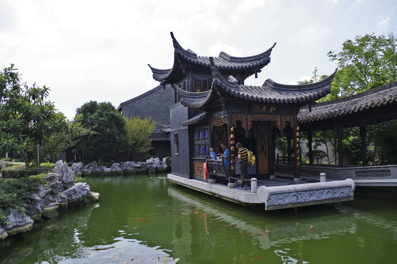 除却木雕,石雕,砖雕,枕涛榭,观澜阁,沐雨舫等数个园林特色景观也非常