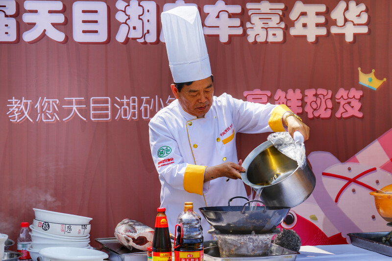 还邀请了天目湖砂锅鱼头创始人朱顺才大师