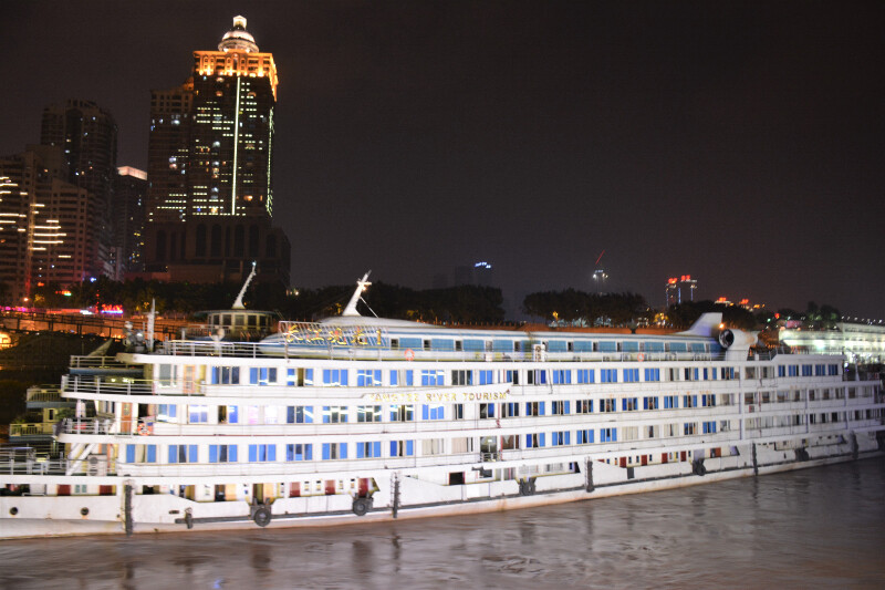 重庆十大文化符号之一的朝天门是两江(嘉陵江和长江)枢纽,也是重庆最